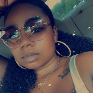 Meet your Posher, Alexia